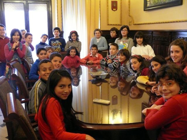 Durante la mañana del pasado viernes, un grupo de alumnos de quinto curso del CEIP Mariano Suárez visitó el Ayuntamiento - 3, Foto 3