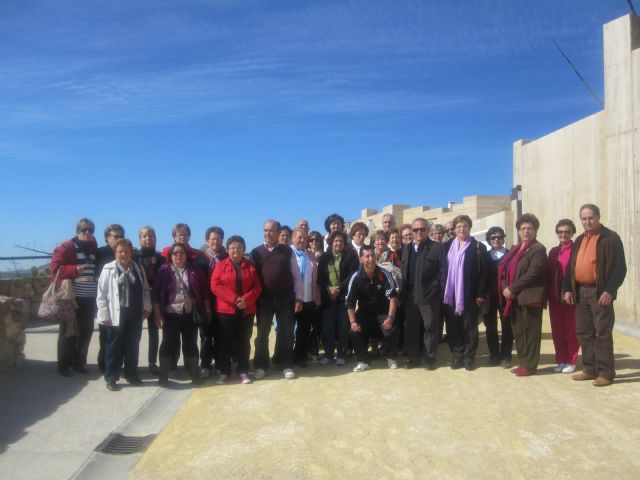 Medio centenar de vecinos de la pedanía del Esparragal realizan una visita guiada por el entorno del Castillo de Nogalte y las Casas Cueva - 1, Foto 1