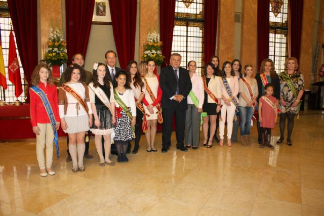 El Alcalde recibe a las doce candidatas a Abanderada de la Fiesta de Moros y Cristianos - 2, Foto 2