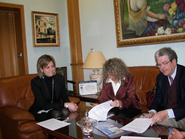 Firmado el convenio entre el comercio archenero y la federación de familias numerosas para que éstas obtengan descuentos en sus compras - 1, Foto 1