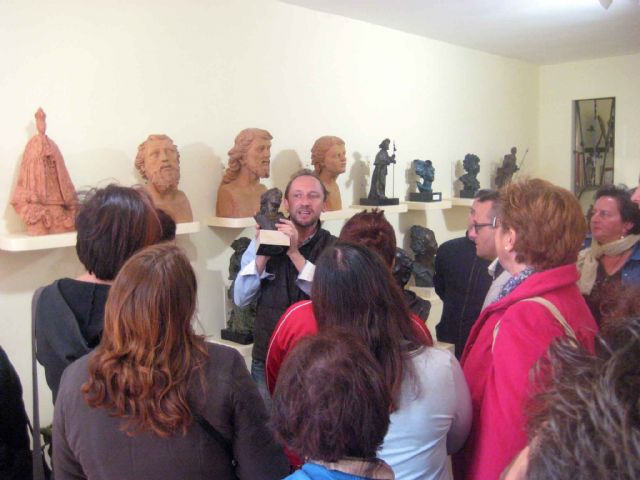 El escultor Juan José Quirós, con Ãpices - 1, Foto 1