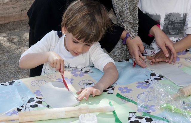 Los talleres de Puerto de Culturas entretienen a los niños durante el Puente de San José - 1, Foto 1