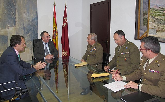 El consejero de Presidencia recibe al teniente general jefe de la UME - 1, Foto 1