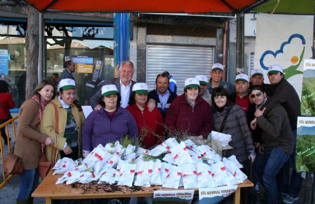 El Ayuntamiento reparte 800 plantas, con motivo del Día Mundial Forestal - 2, Foto 2