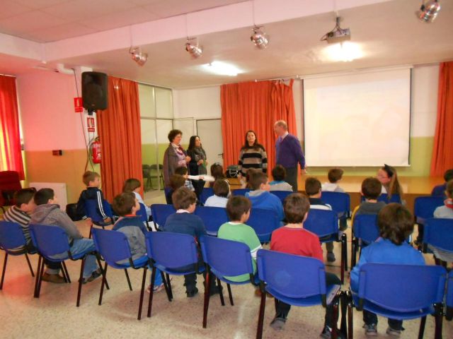 María Dolores Sánchez conoce de primera mano el estado de los colegios del barrio del Infante y Vistabella - 1, Foto 1