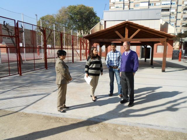 María Dolores Sánchez conoce de primera mano el estado de los colegios del barrio del Infante y Vistabella - 2, Foto 2
