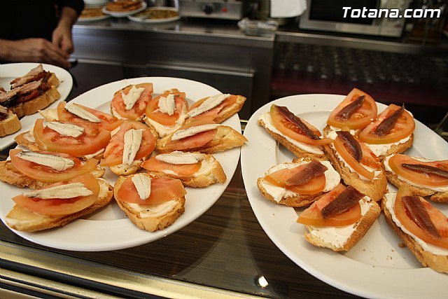 Buena aceptación de la alternativa gastronómica propuesta por el bar Santa Bárbara, Foto 1