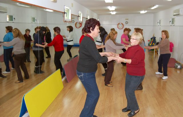 La asociación de mujeres Isabel González de Las Torres de Cotillas se arranca a bailar - 2, Foto 2