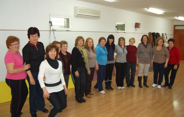 La asociación de mujeres Isabel González de Las Torres de Cotillas se arranca a bailar - 4, Foto 4