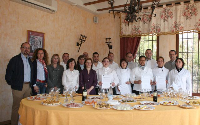 El Ayuntamiento prepara a 12 jóvenes para trabajar en el sector de la hostelería - 1, Foto 1