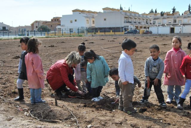 La concejal de Medio Ambiente  inaugura en el colegio Severo Ochoa el tercer huerto escolar del municipio - 1, Foto 1