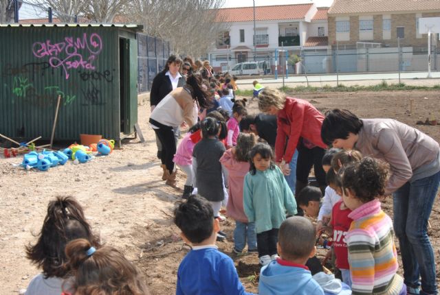 La concejal de Medio Ambiente  inaugura en el colegio Severo Ochoa el tercer huerto escolar del municipio - 2, Foto 2
