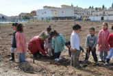 La concejal de Medio Ambiente  inaugura en el colegio 'Severo Ochoa' el tercer huerto escolar del municipio