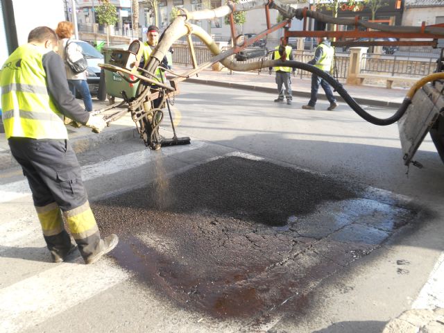El ayuntamiento lleva a cabo un plan de choque de parcheo de calles para poner a punto las vías urbanas con motivo de la Semana Santa, Foto 1