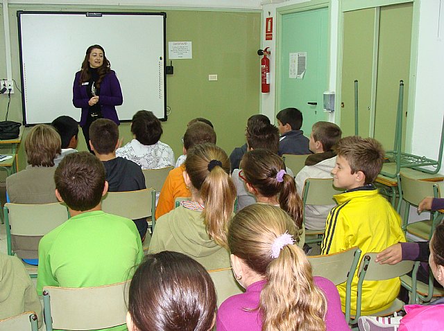 Turismo explica las peculiaridades de la Semana Santa pinatarense a los escolares de la localidad - 1, Foto 1