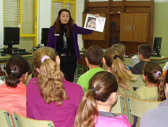 Turismo explica las peculiaridades de la Semana Santa pinatarense a los escolares de la localidad - 2, Foto 2