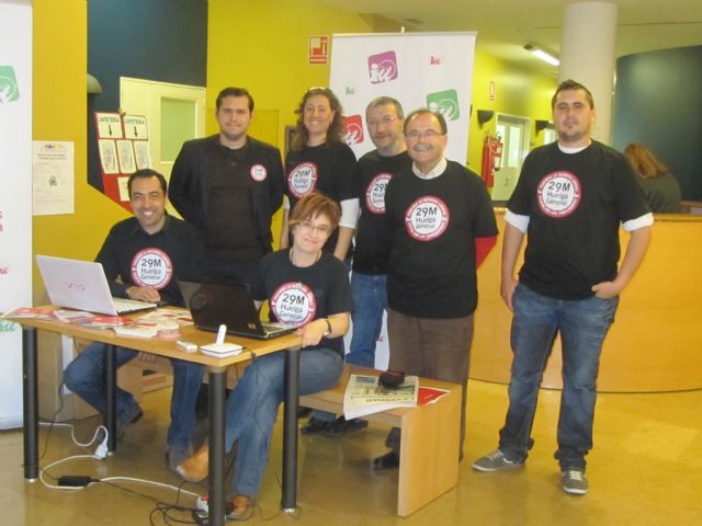 Cargos públicos de IU-Verdes permanecen encerrados en apoyo a la huelga general - 1, Foto 1