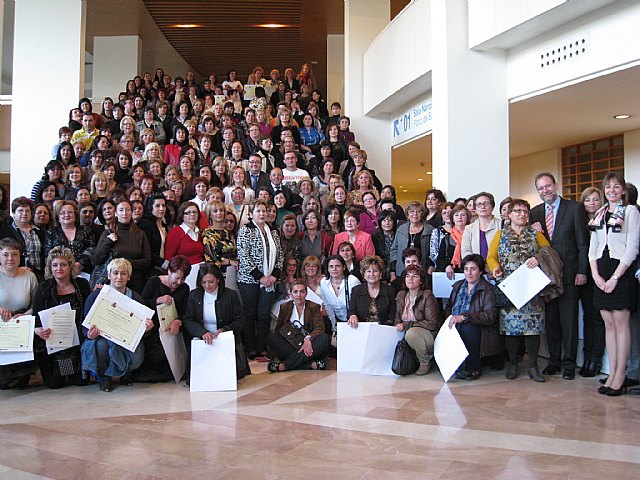 300 trabajadores convalidan su experiencia laboral por un título oficial que acredita su capacidad para atender a personas dependientes - 1, Foto 1