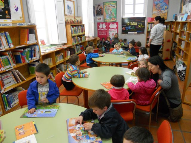 Escolares de las escuelas infantiles y los colegios participan en una actividad de cuentacuentos en la biblioteca municipal, Foto 1