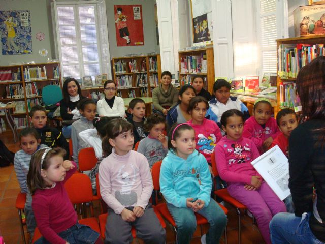 Escolares de las escuelas infantiles y los colegios participan en una actividad de cuentacuentos en la biblioteca municipal - 2, Foto 2