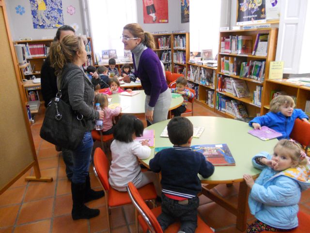 Escolares de las escuelas infantiles y los colegios participan en una actividad de cuentacuentos en la biblioteca municipal, Foto 3