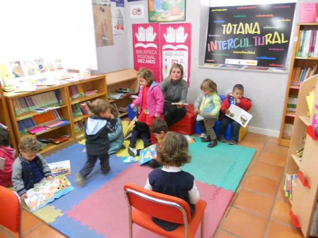 Escolares de las escuelas infantiles y los colegios participan en una actividad de cuentacuentos en la biblioteca municipal, Foto 4