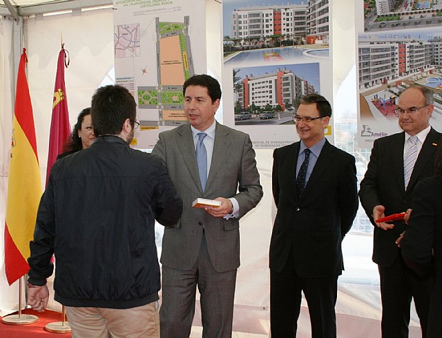 Antonio Sevilla entrega las llaves de 22 viviendas de protección oficial en Los Dolores pertenecientes al Plan de Vivienda - 1, Foto 1