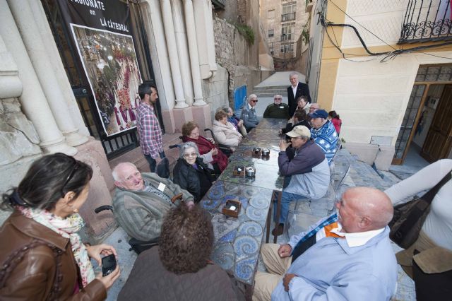 Servicios Sociales y el bar La Catedral enseñan a los jubilados el Teatro Romano - 1, Foto 1