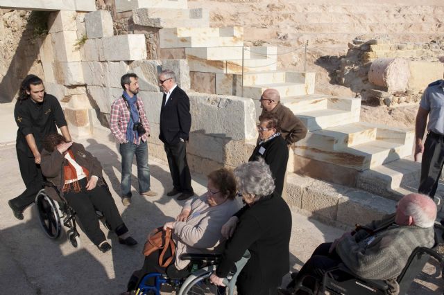 Servicios Sociales y el bar La Catedral enseñan a los jubilados el Teatro Romano - 3, Foto 3