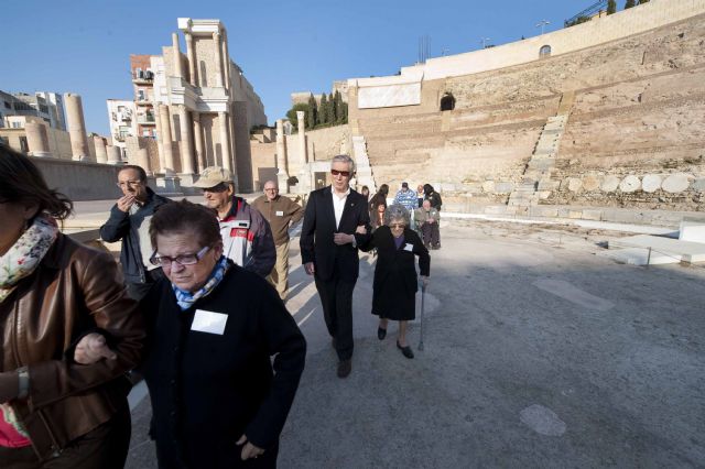 Servicios Sociales y el bar La Catedral enseñan a los jubilados el Teatro Romano - 4, Foto 4