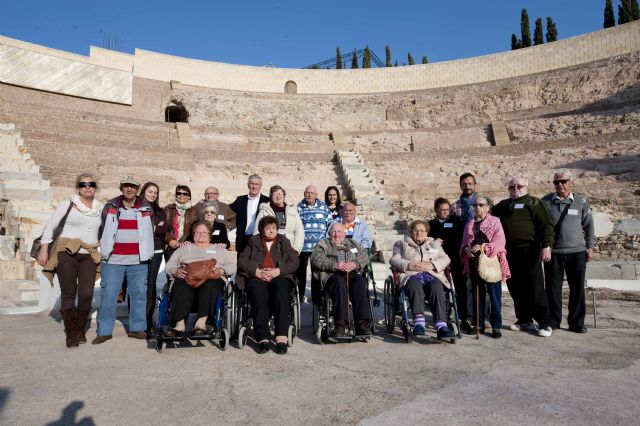 Servicios Sociales y el bar La Catedral enseñan a los jubilados el Teatro Romano - 5, Foto 5