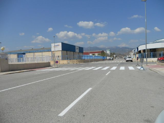 The Department of Industry carries out repainting and maintenance of road marking in the Industrial Park "The Saladar", Foto 1