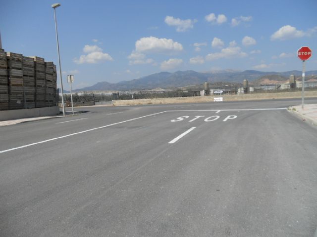 The Department of Industry carries out repainting and maintenance of road marking in the Industrial Park "The Saladar", Foto 2