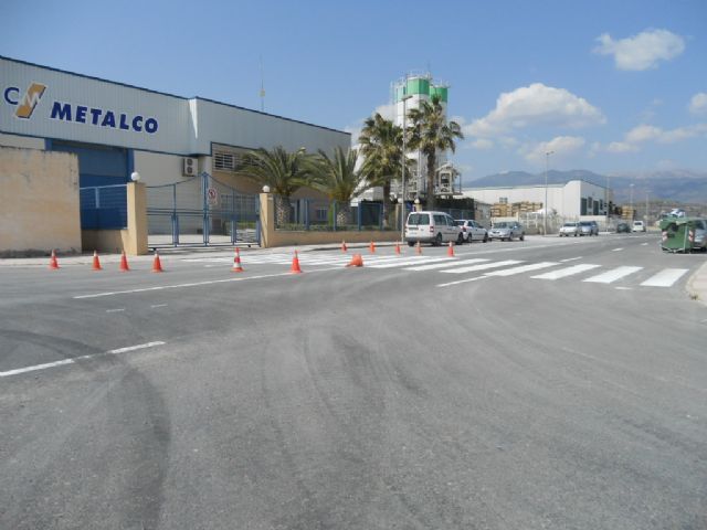 La concejalía de Industria realiza trabajos de repintado y mantenimiento de la señalización horizontal del Polígono Industrial El Saladar - 3, Foto 3