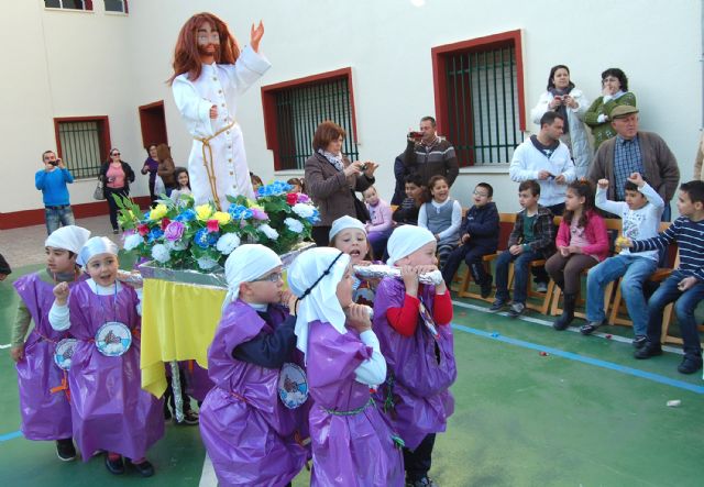 Los niños del colegio torreño Divino Maestro sacan Los Pasitos en procesión - 1, Foto 1