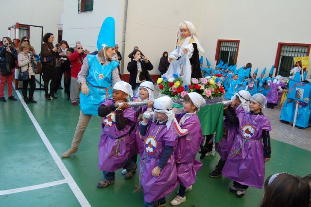Los niños del colegio torreño Divino Maestro sacan Los Pasitos en procesión - 2, Foto 2
