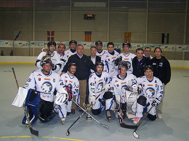 El Club de Hockey Águilas recibe la Copa de Campeones de la Liga Oro Nacional de Primera División de Hockey Línea - 1, Foto 1