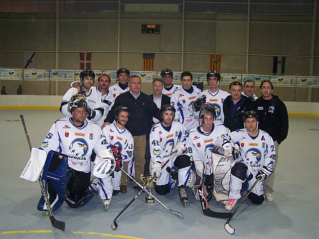 El Club de Hockey Águilas recibe la Copa de Campeones de la Liga Oro Nacional de Primera División de Hockey Línea - 1, Foto 1