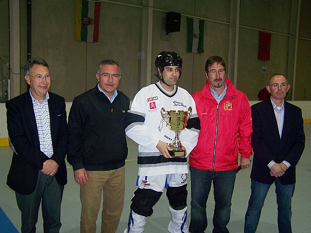 El Club de Hockey Águilas recibe la Copa de Campeones de la Liga Oro Nacional de Primera División de Hockey Línea - 2, Foto 2