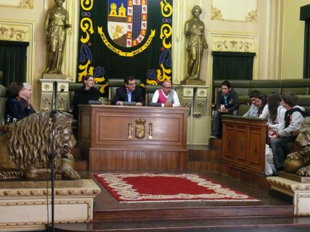 Alumnos y alumnas de intercambio de francés, del IES Infanta Elena de Jumilla, fueron recibidos en el Ayuntamiento por el Concejal de Educación, Ramiro García - 2, Foto 2