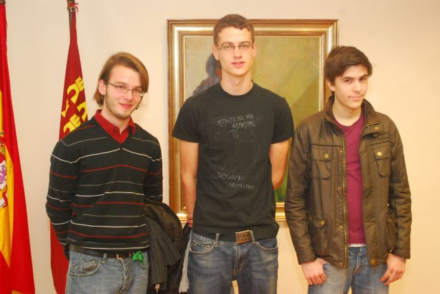 José Ballesta recibe a los tres estudiantes murcianos ganadores de las olimpiadas nacionales de Matemáticas y Biología - 2, Foto 2