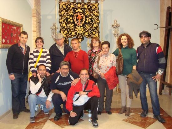 Users of Psychosocial Support Services visit the headquarters of the Illustrious Cabildo Superior Processions, Foto 1