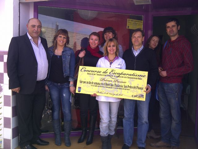 Estética Encarni y Peluquería Pakos se llevan el primer y segundo premio, respectivamente, del concurso de escaparatismo organizado por la Concejalía de Comercio y el Grupo Catam Formación - 2, Foto 2