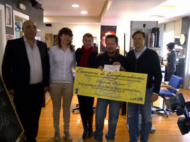 Estética Encarni y Peluquería Pakos se llevan el primer y segundo premio, respectivamente, del concurso de escaparatismo organizado por la Concejalía de Comercio y el Grupo Catam Formación - 1, Foto 1