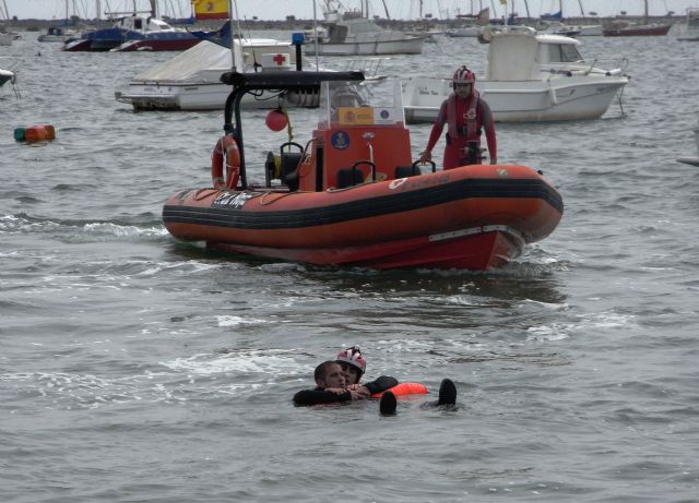 Cruz Roja simula el rescate de náufragos de una embarcación en llamas en la I Sea World Exhibition - 1, Foto 1