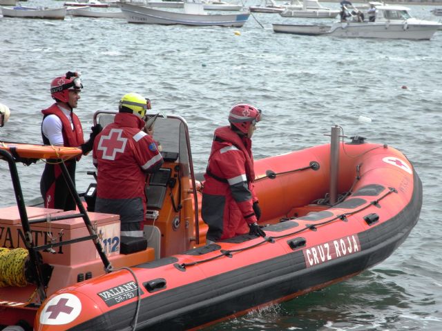 Cruz Roja simula el rescate de náufragos de una embarcación en llamas en la I Sea World Exhibition - 3, Foto 3