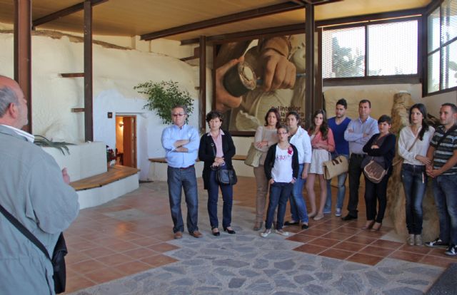 Más de 2.000 personas visitan en Semana Santa la ruta turística que forman las casas cueva tematizadas en el entorno del Castillo de Puerto Lumbreras - 1, Foto 1