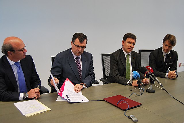 La Comunidad firma el primer acuerdo para avanzar en emprendimiento con la implicación de los ayuntamientos de la Región, Foto 1