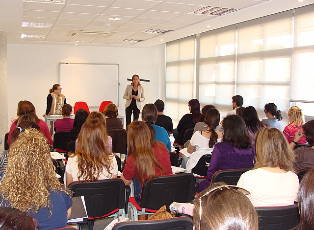 La	Universidad Popular amplía su oferta con cursos de auxiliar de farmacia y monitor medioambiental - 1, Foto 1