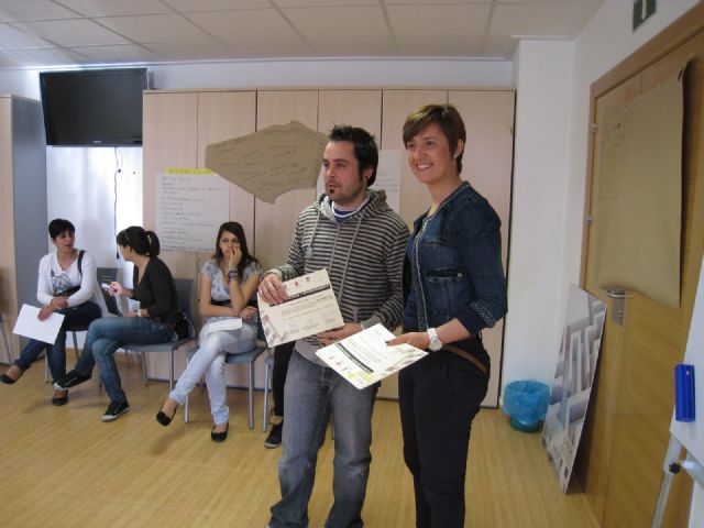Finalize technical courses of active job search and information developed by the Collective "The Candle", Foto 2